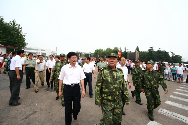 我校師生員工歡送濟南軍區某集團軍清苔部隊凱旋歸營